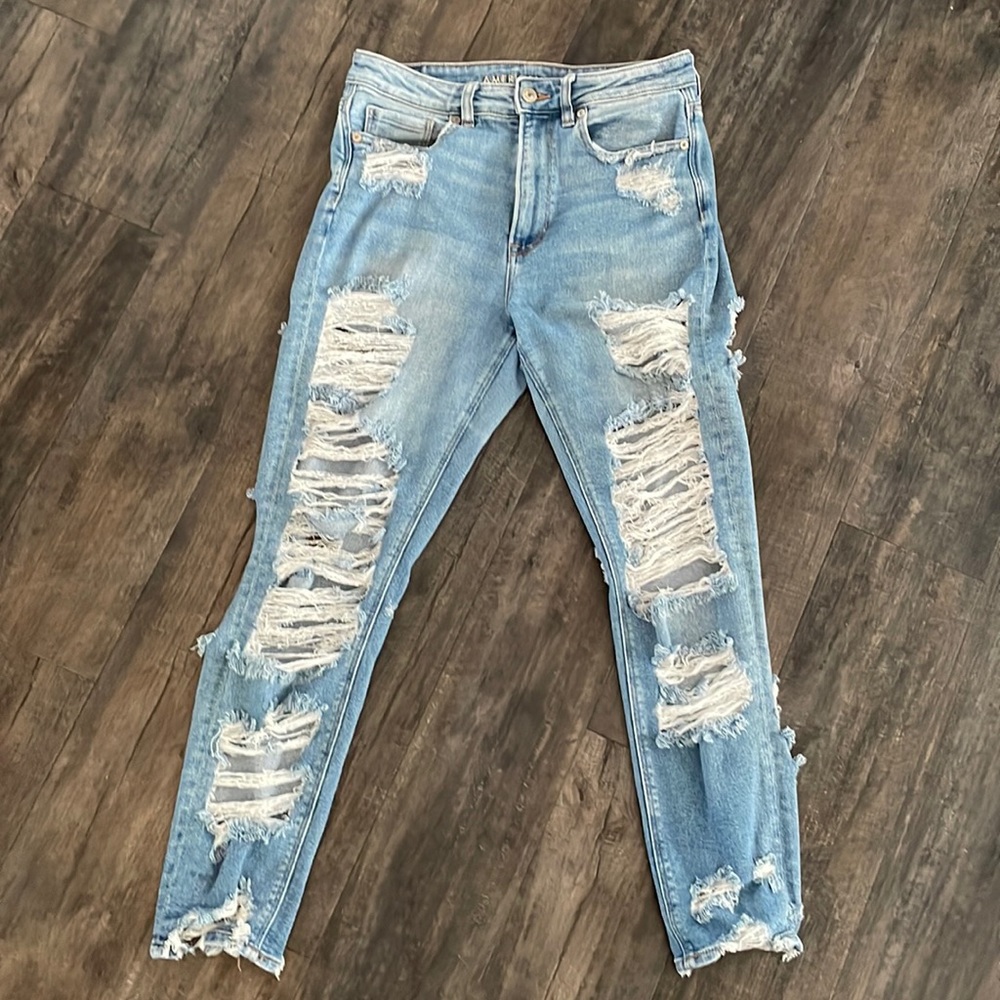 American eagle stretchy high waisted “destroy” jeans in a size 6